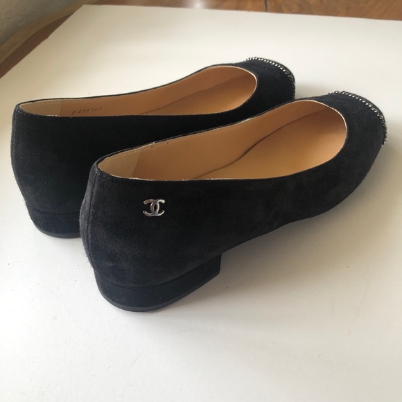 CHANEL Black Suede Grosgrain Captoe Pump with Silver Chain Detail - Picture 3 of 14